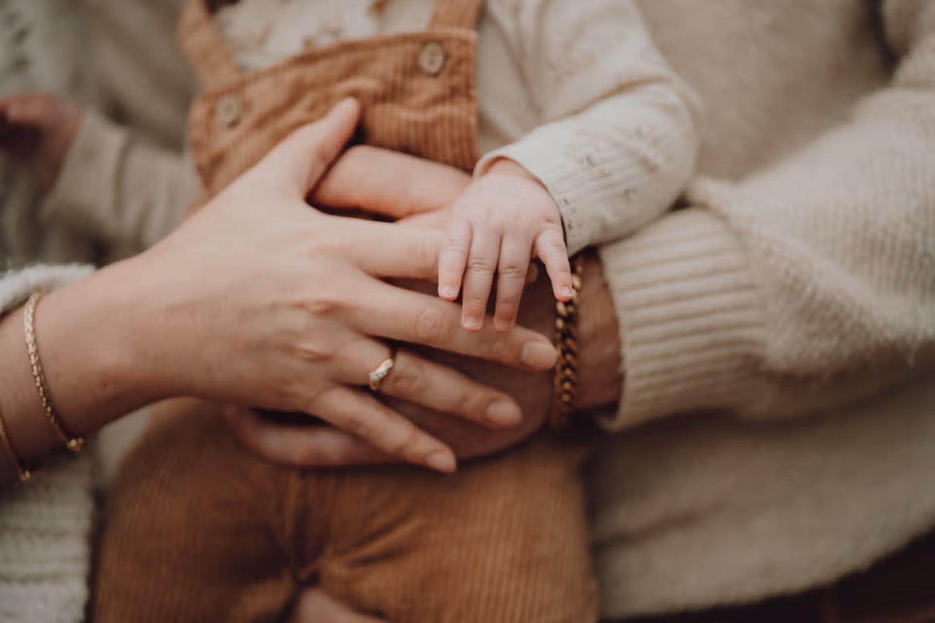 Minishoot, handen, dreumes, verloofd