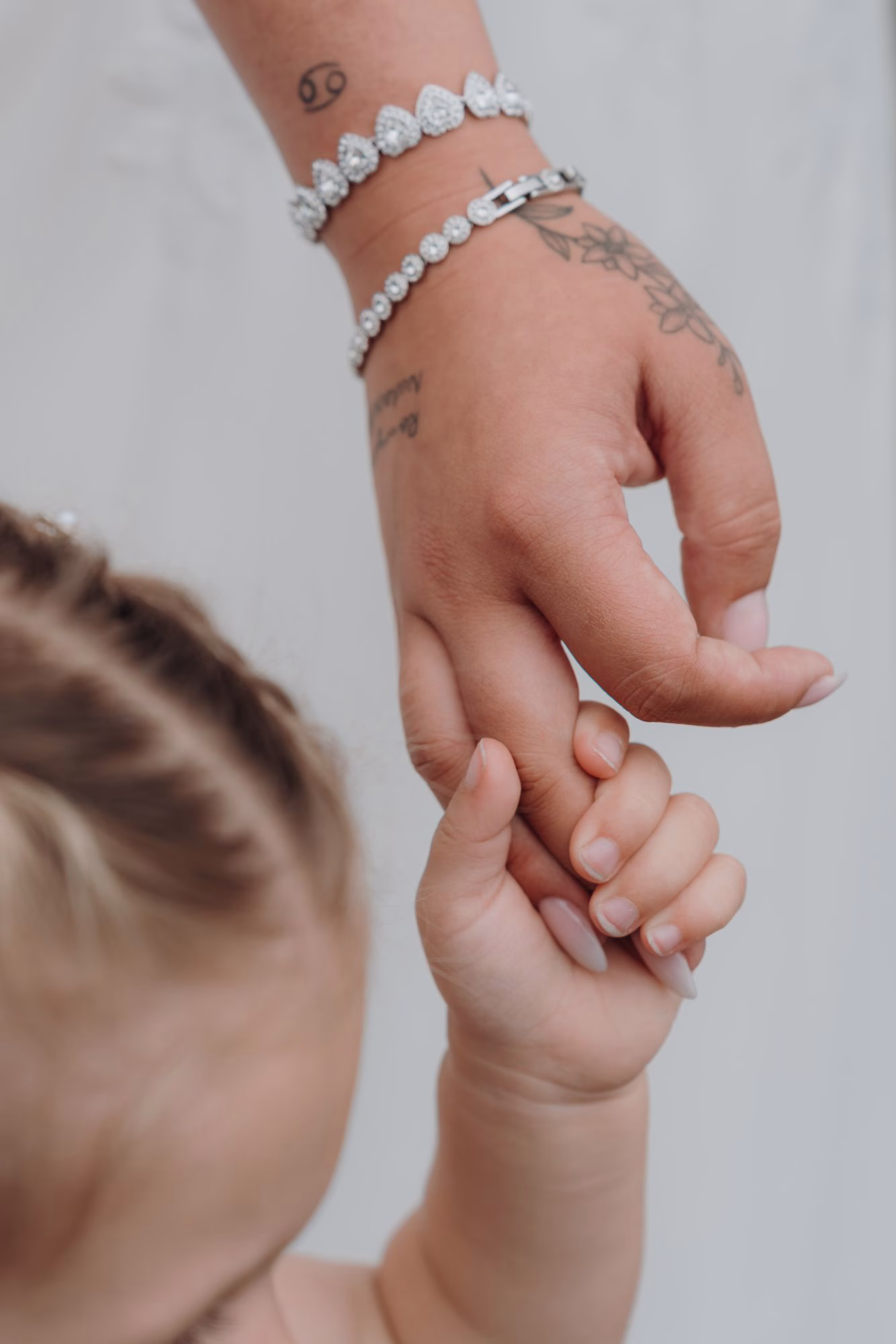Bruid - mama's kleine meid - hand vasthouden